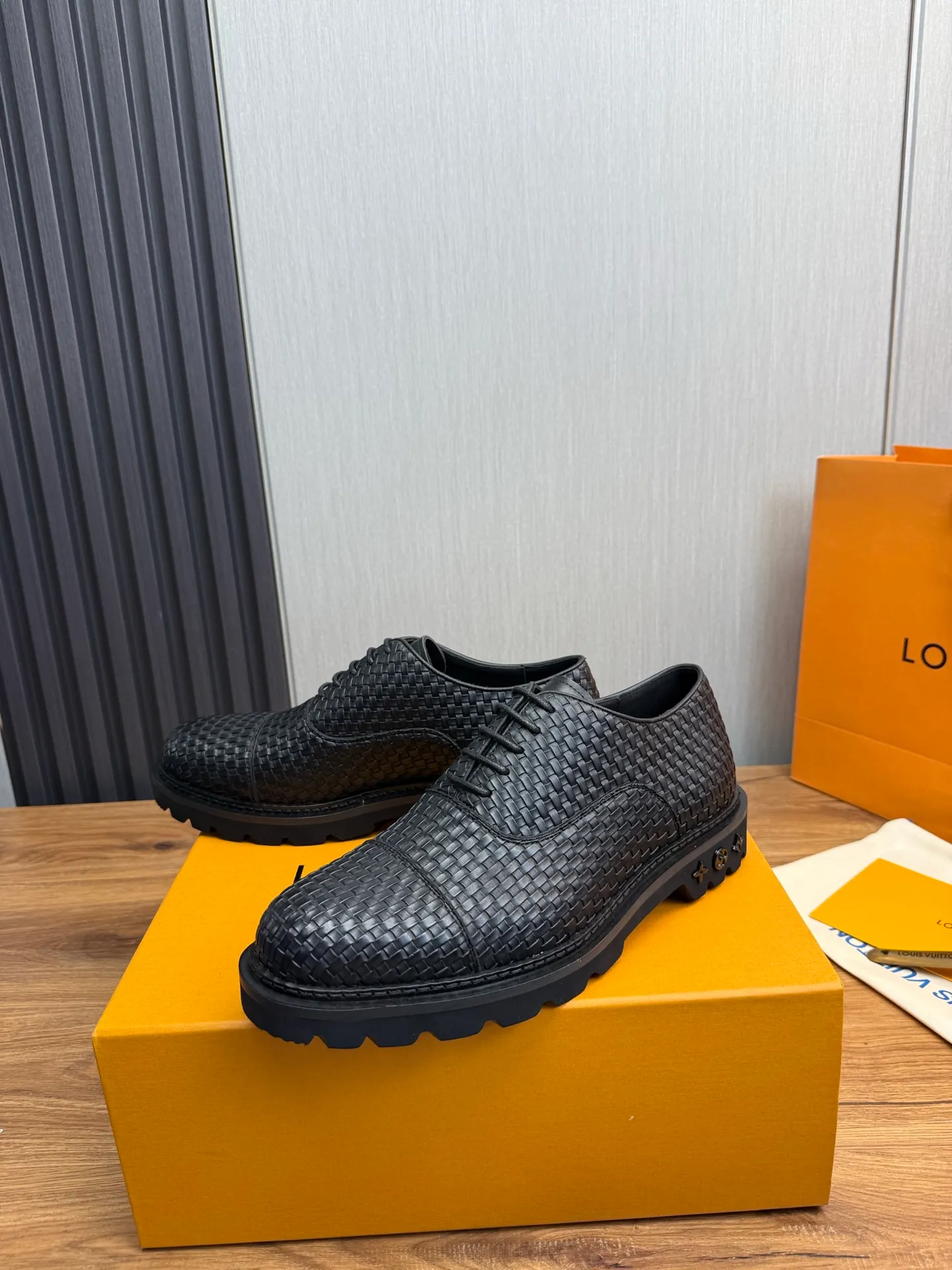 Men's shoes 💰900💰 LV. Men's casual lace-up leather shoes, the latest hot style 🔥 1:1 original purchase quality, top quality goods ⬆️The upper is imported open-edge beaded cowhide, cowhide, and cow suede. The hand-made three-dimensional stitching highlights the round toe design. The inner foot pads are all imported cowhide, with the original wear-resistant foam outsole, matching code 39-44, (38, 45 custom-made, non-refundable)